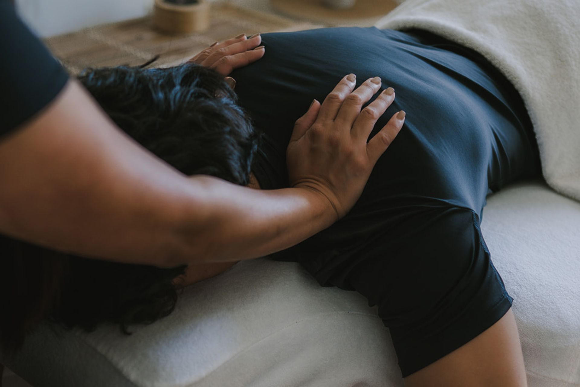 er wordt een massage van rug gegeven.